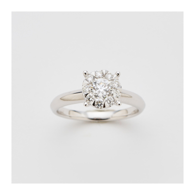 Sortija rosetón en oro blanco con diamantes talla brillante engastados en garras.