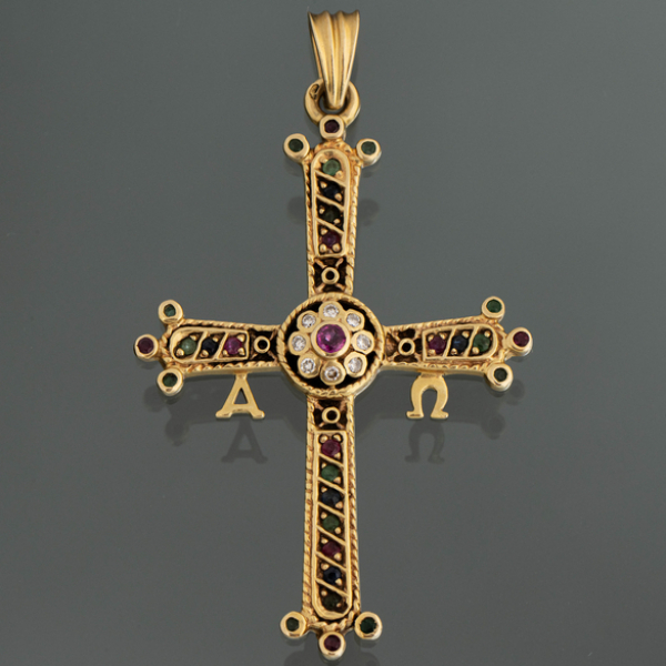 Colgante en forma de cruz Bizantina en oro amarillo de 18kt con rubíes, brillantes y esmeraldas.