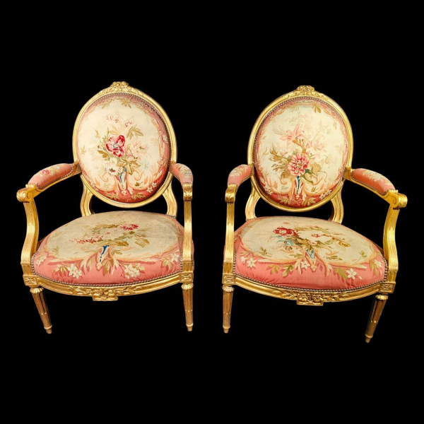 Importantes sillas francesas del siglo XVIII firmadas por Claude Chevigny, circa 1775-80.  Ambas tapizados en tapicería original de Beauvais
