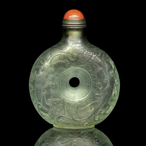 Botella de rapé de vidrio con relieves de "Dragones" y tapa de piedra dura.  Posible siglo XX.