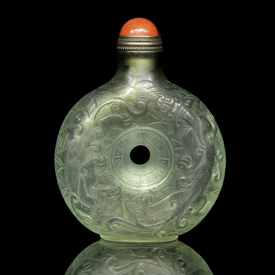 Botella de rap&eacute; de vidrio con relieves de "Dragones" y tapa de piedra dura.  Posible siglo XX.