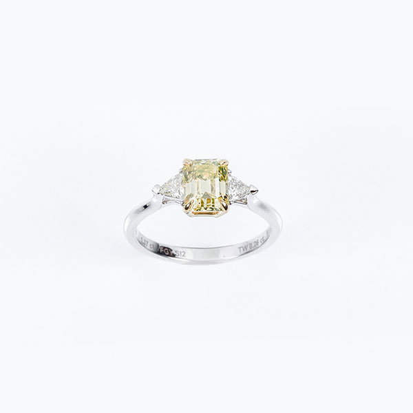 Anillo en oro blanco 18 K con un bello diamante natural, color verde-amarillo natural, talla esmeralda 