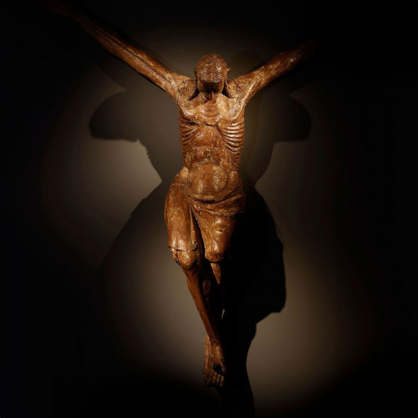 MONUMENTAL CRISTO ROMÁNICO TARDÍO - GÓTICO TEMPRANO EN MADERA NATURAL, SIGLO XIII.