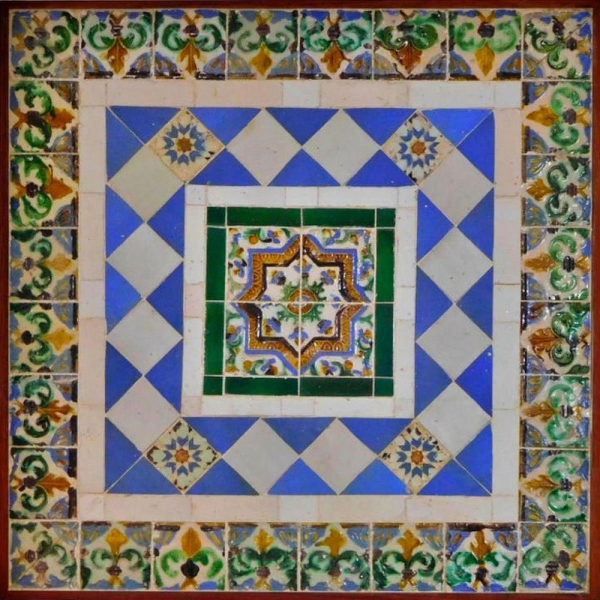 Composición con azulejería portuguesa en azul con motivo de jarrón. Portugal, siglo XVII. 