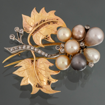 Broche en forma de flor con oro rosa y oro blanco de 18kt con brillantes y perla cultivada.