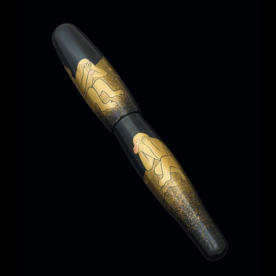 Estilográfica Dani Trio &quot;No Evil Monke Grand Maki-e&quot;.   Numerada 9/30. Realizada en técnica Maki-e en laca negra y pintada a mano con polvo de oro.