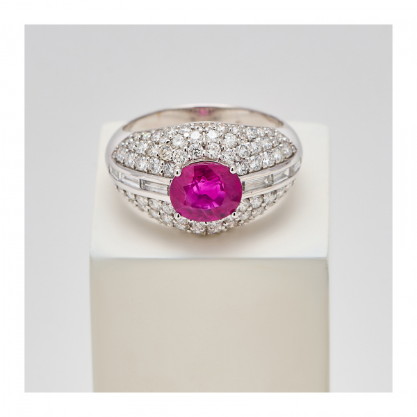 Sortija en oro blanco con rubí de Myanmar (Burma) talla oval custodiado por bandas de diamantes talla trapecio y pavé de diamantes talla brillante.