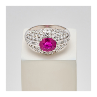 Sortija en oro blanco con rubí de Myanmar (Burma) talla oval custodiado por bandas de diamantes talla trapecio y pavé de diamantes talla brillante.
