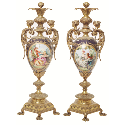 Gran pareja de jarrones en porcelana francesa de estilo S&egrave;vres con representaci&oacute;n de escenas rom&aacute;nticas esmaltadas en cartelas, s.XX.  