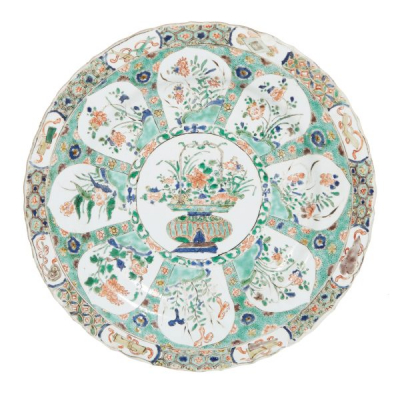 Plato en porcelana china Familia Verde para la exportación por la Compañía Británica de las Indias Orientales, período Kangxi, c.1700.