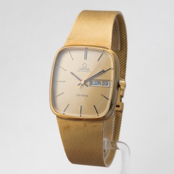 OMEGA. Reloj de pulsera para caballero en oro mate y brillo.  