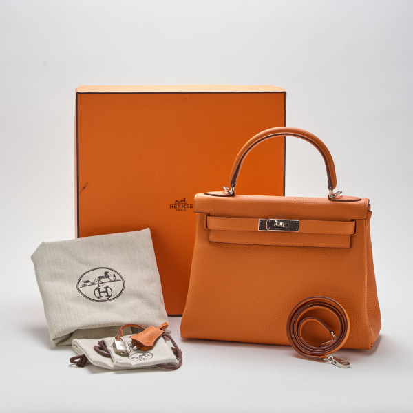 HERMÈS. Bolso modelo «Kelly 28» en piel Togo de color Orange H con cierre de pasador y candado con dos llaves.
