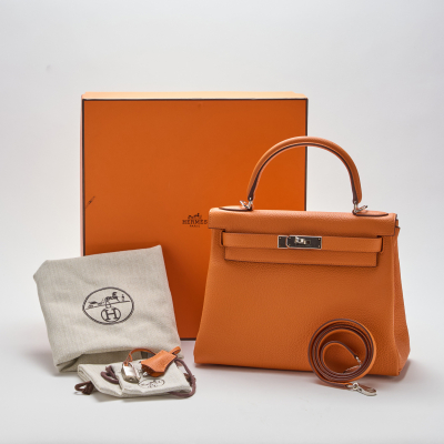 HERM&Egrave;S. Bolso modelo &laquo;Kelly 28&raquo; en piel Togo de color Orange H con cierre de pasador y candado con dos llaves.