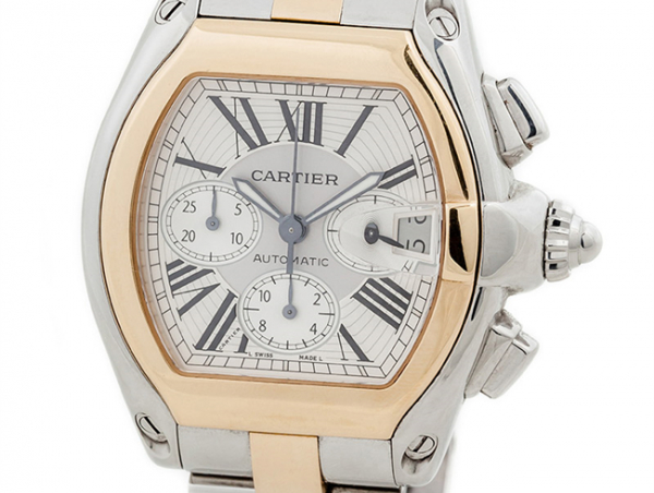 Reloj cronógrafo cab., CARTIER Roadster ref: 2618, en caja barrilete 40 x 48 mm, y brazalete de acero y oro.