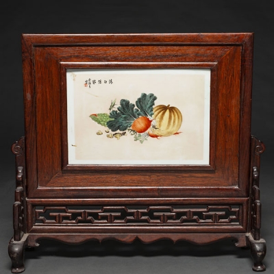 &quot;Bodegón de Frutas&quot; Biombo de mesa con placa de porcelana china. Trabajo Chino, Siglo XX