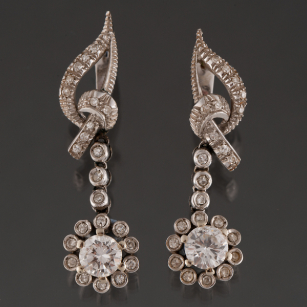 Elegante pareja de pendientes largos en oro blanco de 18 kt con brillantes.