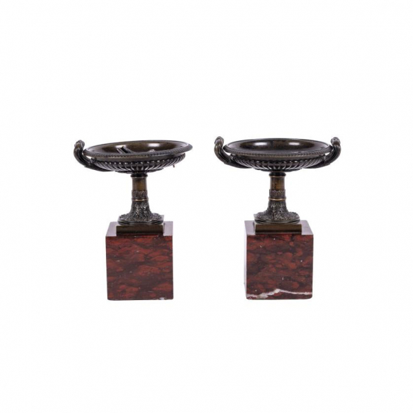 Pareja de tazzas francesas imperio S. XIX.  Realizadas en bronce pavonado.