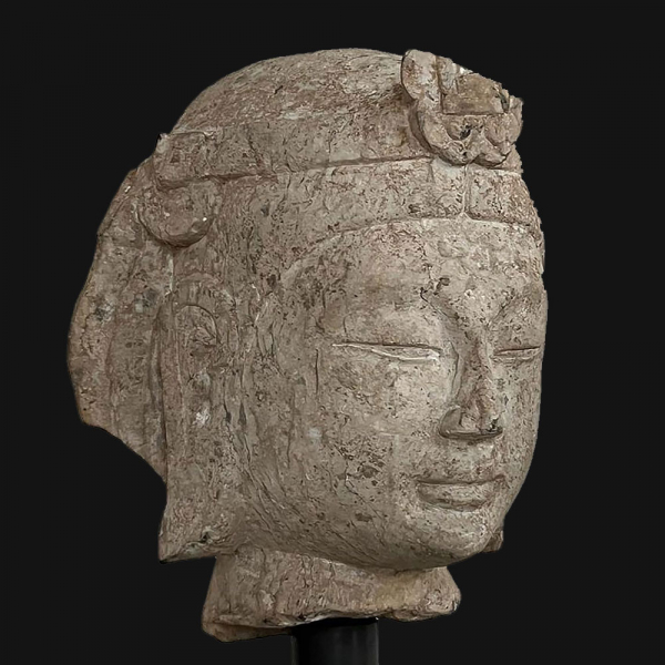 Cabeza del Bodhisattva Avalokit&eacute;svara &ldquo;Kwan Yin&rdquo; de belleza juvenil. Dinast&iacute;a Qi del Norte 