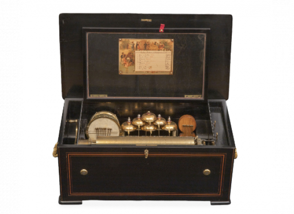 Caja de música con caja de madera de palosanto.  Suiza, h., 1880.