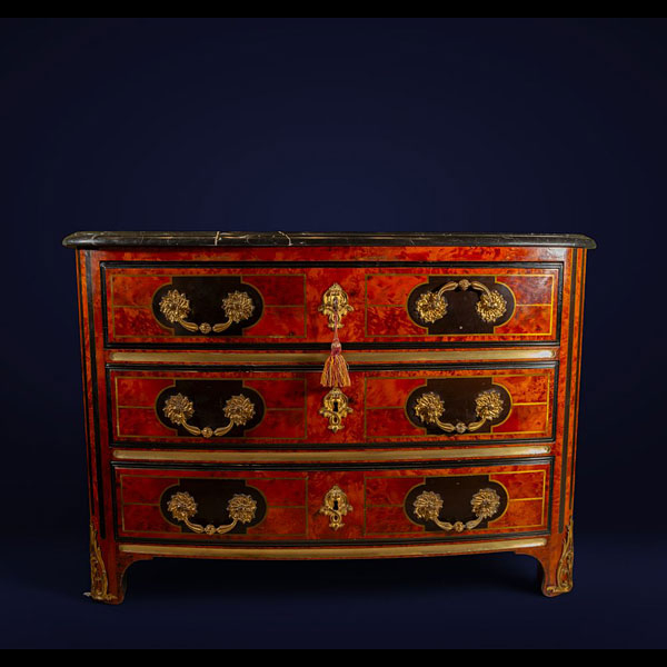 Cómoda de madera lacada con detalles dorados - Escuela Francesa - Siglo XVIII.