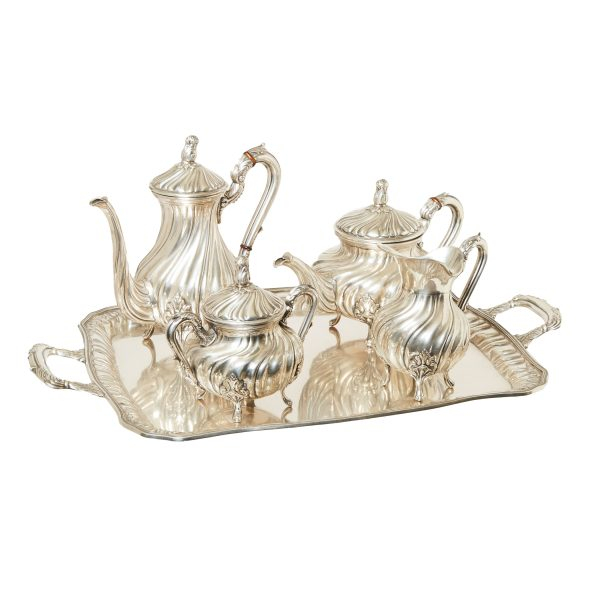 Juego de café de cinco piezas en plata española punzonada con decoración gallonada y motivos de acantos, s.XX.