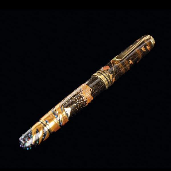 Pelikan M1000 Maki-e Seaside.   Estilográfica diseñada y modelada por el artista Shozo Nakamura basándose en la obra "La gran ola de Kanagawa" de Hokusai Katsushika.