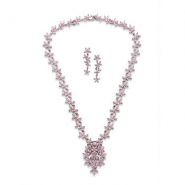 Conjunto de gargantilla y pendientes en plata y cristal de Swarovski representando flores.