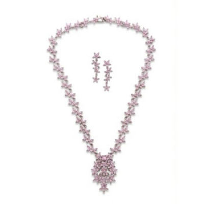 Conjunto de gargantilla y pendientes en plata y cristal de Swarovski representando flores.