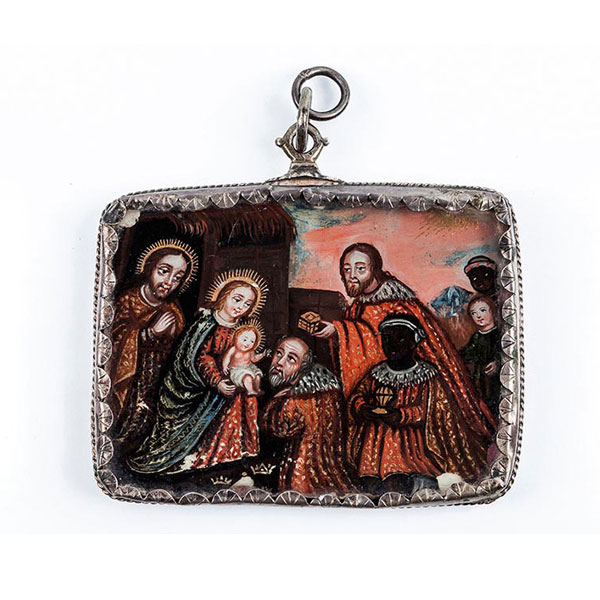 Pinjante devocional con marco de plata: Miniatura sobre cristal, 'Adoración de los Magos', con detalles iluminados.