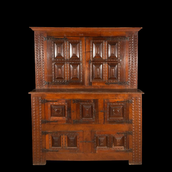 Aparador de dos cuerpos en nogal y castaño. Escuela Española. Siglo XVI. 
