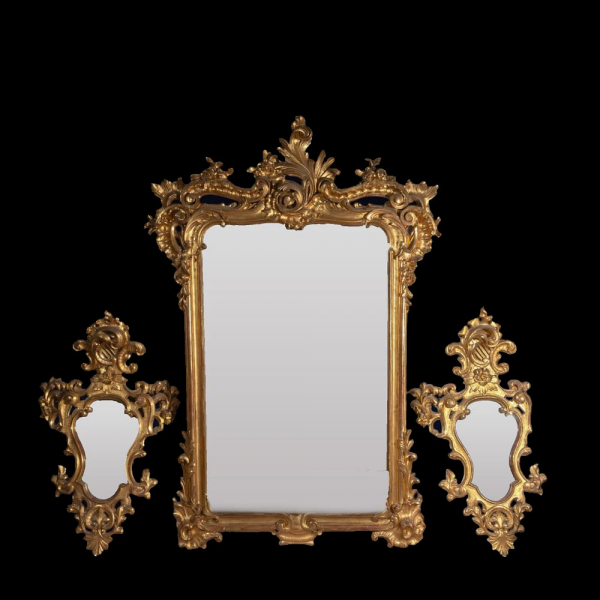 Gran espejo rococó y pareja de pequeñas cornucopias, Francia, siglo XIX.   Madera tallada y dorada con motivos ornamentales.
