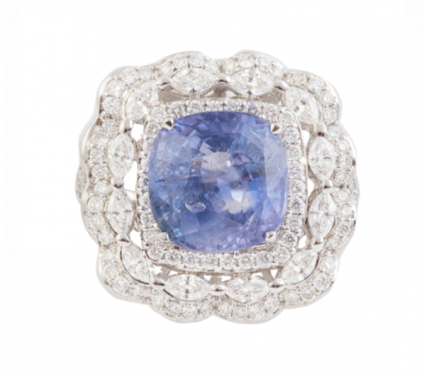 Sortija con zafiro central de 9,26 ct rodeado por orla de brillantes.   En oro blanco de 18 K.