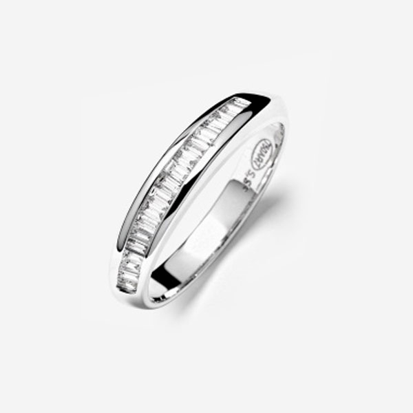 Media alianza con diamantes talla baguette con un peso total de 0,15 cts. aprox.