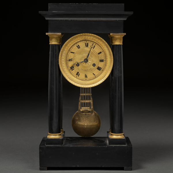 Reloj de pórtico de sobremesa Napoleón III en mármol negro con esfera y capiteles en bronce dorado. Trabajo Francés, Siglo XIX.