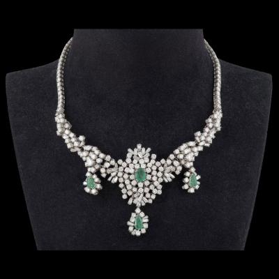 Importante collar de oro blanco 18 K, diamantes y cuatro esmeraldas.  