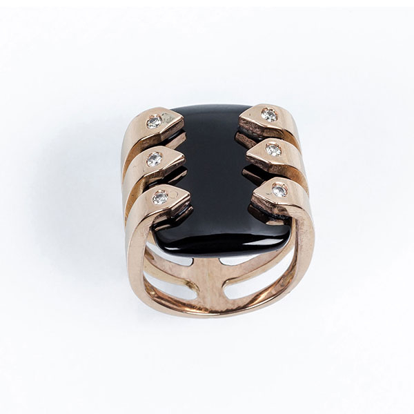 Anillo en sólida montura de oro rosa con una placa de ónix negro 