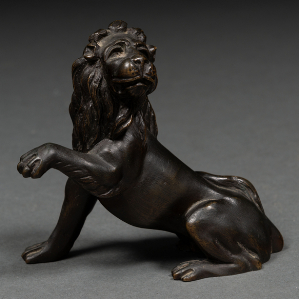 "León" Figura escultórica en bronce pavonado. Siglo XIX