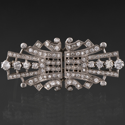 Broche de doble clip en oro banco cuajado de brillantes.