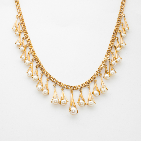 Gargantilla de cadena milanesa en oro con motivos triangulares calados en degrad&eacute; rematados por perla cultivadas 