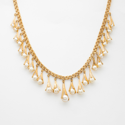 Gargantilla de cadena milanesa en oro con motivos triangulares calados en degrad&eacute; rematados por perla cultivadas 