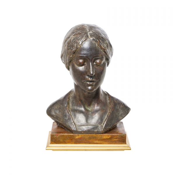 Josep Llimona (Barcelona, 1864-1934)  Modestia.  Escultura en terracota patinada sobre peana en madera dorada. Firmada. 