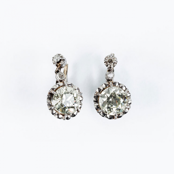 Bellos pendientes solitarios antiguos en platino y oro amarillo 18 K, con un limpio diamante talla brillante antigua