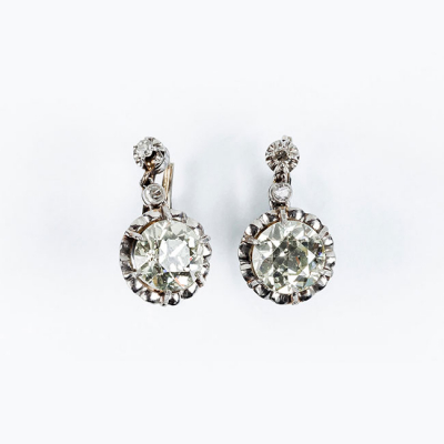 Bellos pendientes solitarios antiguos en platino y oro amarillo 18 K, con un limpio diamante talla brillante antigua 