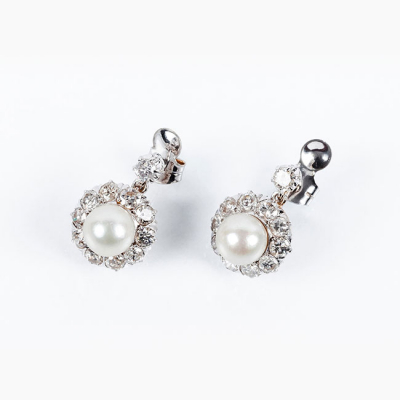 Bellos pendientes roset&oacute;n en oro blanco 18 K, con una perla cultivada japonesa (8.8 mm) orlada de limpios y blancos diamantes 