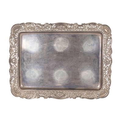 Bandeja en plata espa&ntilde;ola punzonada con decoraci&oacute;n perimetral calada de motivos vegetales y florales, s.XX.