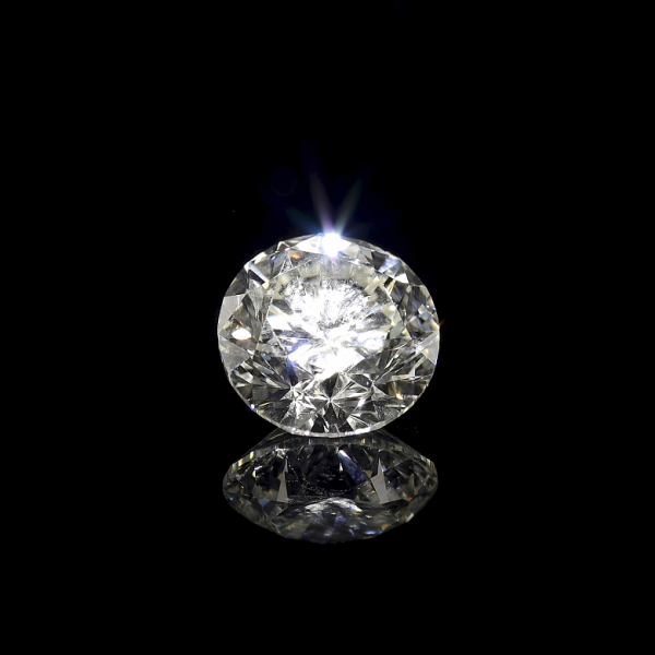 Diamante natural talla brillante redonda (brilliant cut), con un peso de 1.50 ct, certificado HRD