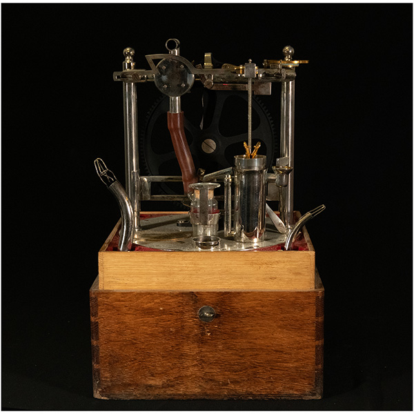 Primera Máquina de Anestesia en el Mundo patentada por "Dr. Raphaël Dubois / Mélanges titrés Méthode Paul Bert / Mathieu 113 Bd St Germain / Paris / BREVETÉ S.G.D.G", circa 1890, Francia, siglo XIX.