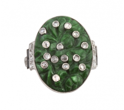 Sortija oval Art-Decó con jade tallado con formas florales y adornado con chatones de diamantes de talla rosa