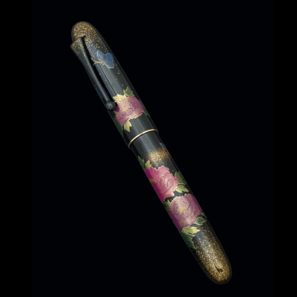 Estilográfica Namiki Yukari Royal "Peony and Butterfly" del artesano Misa Seki. 