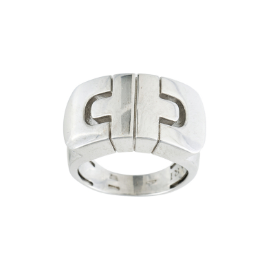Sortija de la firma Bvlgari en oro blanco.